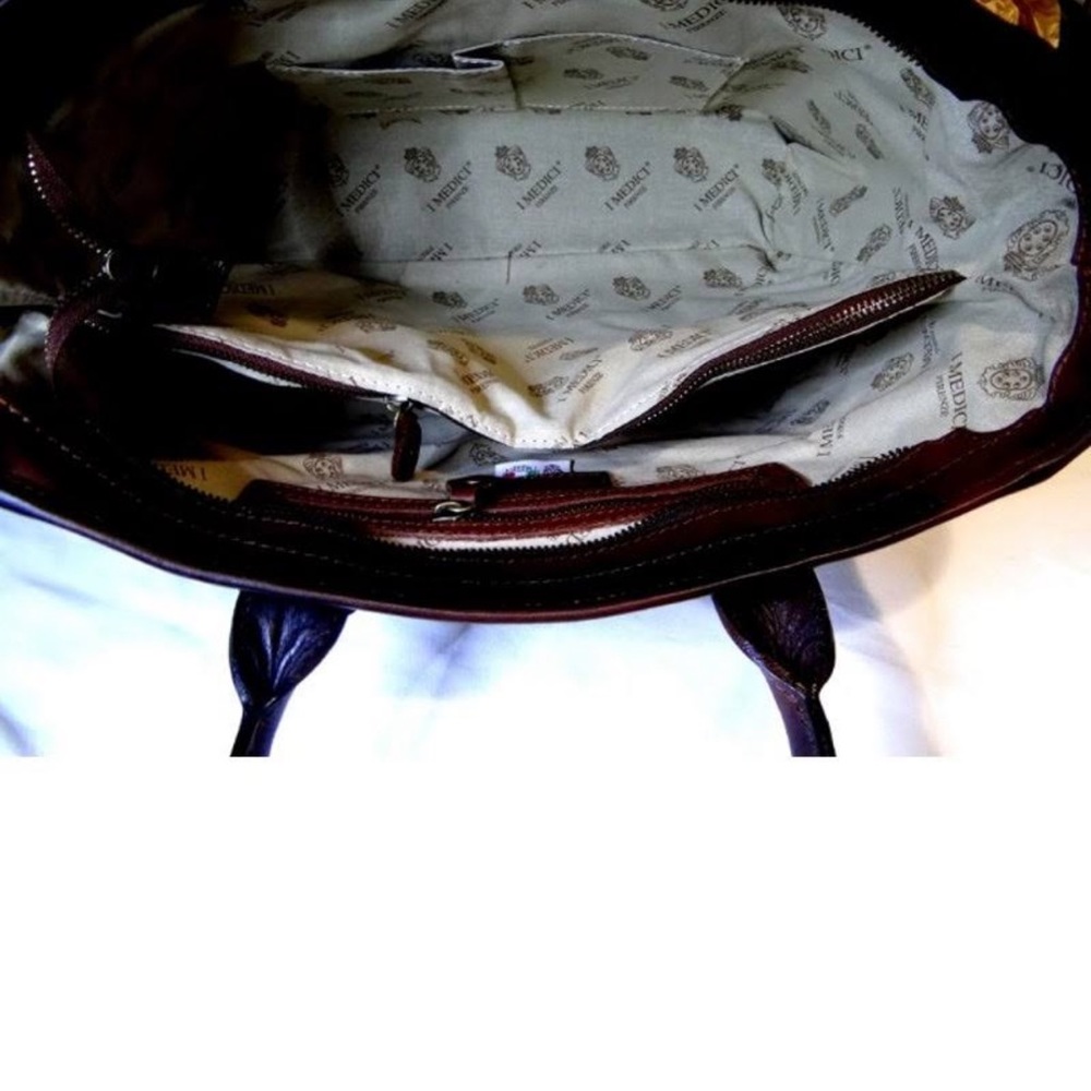Italy Leather Shoulder Bag. I Meduci Firenza is an Italy Leather Tuscany, Italy. - Picture 8 of 9